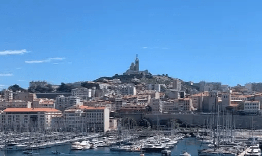 Vue du Vieux-Port de Marseille avec la basilique Notre-Dame de la Garde