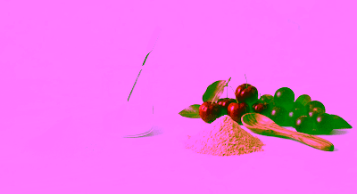 Poudre pure de vitamine C, bécher de laboratoire et super-fruits frais